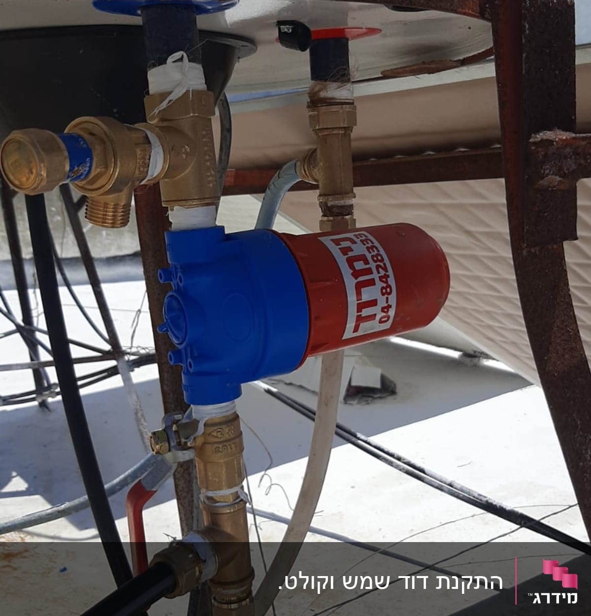 חיבורים וצינורות בדוד שמש על גג